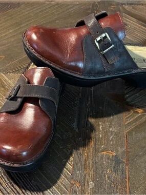 Naot Two-Tone Leather Slip-On Clogs - Chestnut & Dark Brown